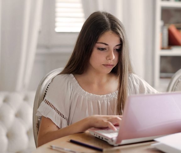 Canadian working from home building a side hustle